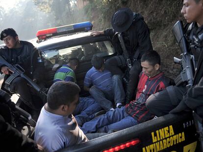 Policías guatemaltecos custodian a cuatro sospechosos de pertenecer al cartel de Los Zetas, ayer en Cobán.