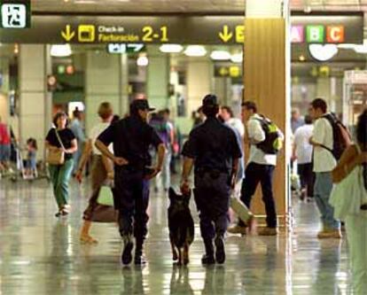 La vigilancia policial era ayer muy intensa en el aeropuerto de Barajas.