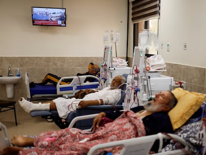 Tres pacientes con insuficiencia renal recibían hemodiálisis en el hospital Nasser, de Jan Yunis, en el sur de Gaza, el 15 de octubre.