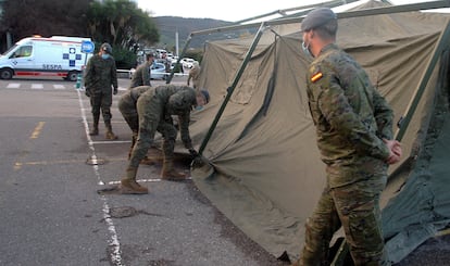 Soldiers set up a field hospital outside Cabueñes hospital in Gijón.