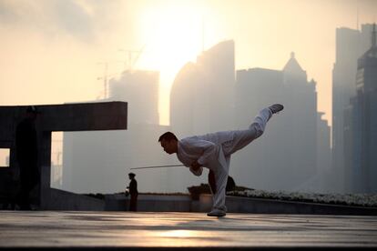 Un hombre practica artes marciales en una de las orillas del río Huangpun en Shangai. La zona del Bund (nombre que los británicos dieron al malecón de la ciudad) ha sido renovada con motivo de la Exposición Mundial de Shangai.