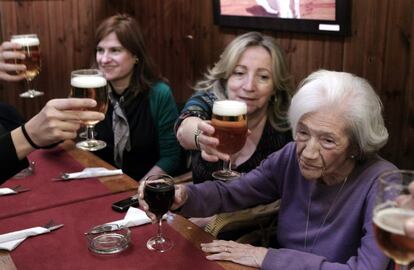 24 de noviembre de 2010. La escritora Ana María Matute (d), celebra su designación como ganadora del Premio Cervantes de literatura en el restaurante Alfonso de Barcelona, acompañada por Silvia Sesé, de Destino (i) y por María Paz Ortuño, estudiosa de su obra .  