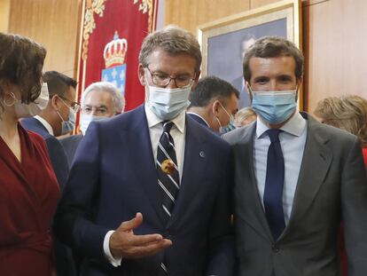 El presidente de la Xunta, Alberto Núñez Feijóo, con un castaña en la mano en presencia del presidente del PP Pablo Casado y la presidenta de Madrid, Isabel Díaz Ayuso, tras la ceremonia de toma de posesión.