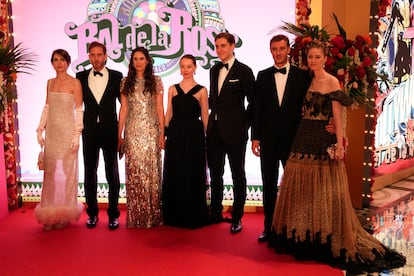 Esta es la 67ª edición del baile de la Rosa. Como todos los años, los cuatro hijos de la princesa Carolina, junto a sus parejas, posan a la entrada el evento. En la foto, desde la izquierda: Carlota Casiraghi, Andrea Casiraghi y Tatiana Santo Domingo, la princesa Alexandra de Hanóver con Ben Sylvester Strautmann, Pierre Casiraghi y Beatrice Borromeo. 