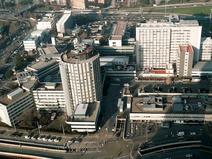 Vista general del complejo hospitalario La Paz de Madrid desde la Torre de Cristal, sede de KPMG, en 2020.