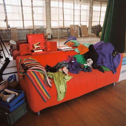 El galardón del León de Plata de Venecia, prendas de ropa, objetos cotidianos y libros descansan sobre el sofá del estudio de La Ribot. 
