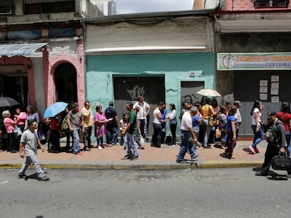 Para comprar alimentos hay que guardar largas colas en los supermercados, como este caso en Caracas.