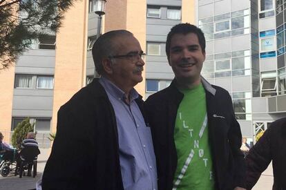 El cantante de Supersubmarina, junto a su padre, en una de sus primeras fotos tras el accidente que sufrió el 14 de agosto de 2016.