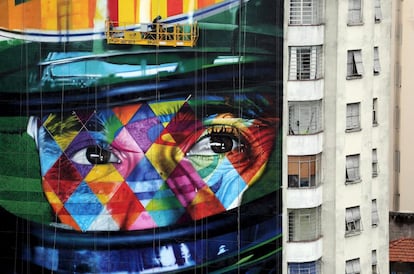 Kobra retrata en este mural al tres veces campeón del mundo de Fórmula 1 Ayrton Senna, en una pared de Sao Paulo (Brasil).