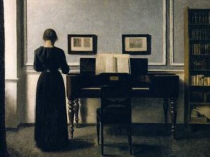 Interior con piano y mujer de negro, del pintor danés Vilhelm Hammershøi.