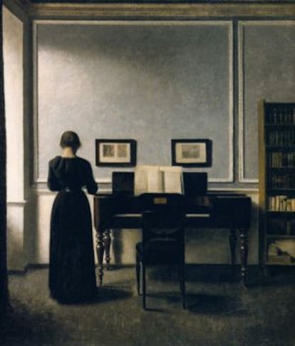 Interior con piano y mujer de negro, del pintor danés Vilhelm Hammershøi.