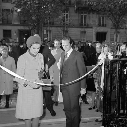 Bohan mira cómo Grace Kelly corta la cinta para inaugurar la tienda de Dior para niños en la Avenue Montaigne de París, en 1967.