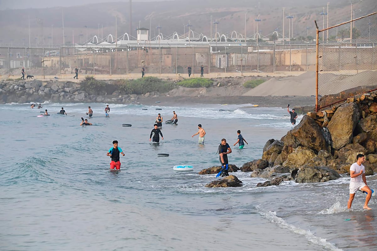 Ceuta en alerta máxima: Miles cruzan la frontera descontroladamente