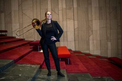La trombonista Mariann Krasznai posa con su instrumento antes de un concierto de la Orquesta del Festival de Budapest.