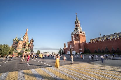 Visitar esta mítica plaza siempre emociona: las altas torres e imponentes muros del Kremlin, el alegre revoltijo de diseños y colores que adorna la catedral ortodoxa de San Basilio (de 1561), los majestuosos ladrillos rojos del Museo Estatal de Historia y el elaborado edificio de los almacenes GUM, todo ello rodeando una vasta extensión de empedrado. Cada elemento es impresionante por separado, pero en conjunto resulta electrizante. Se recomienda acudir de noche para ver la plaza sin multitudes y los edificios bañados de luz.