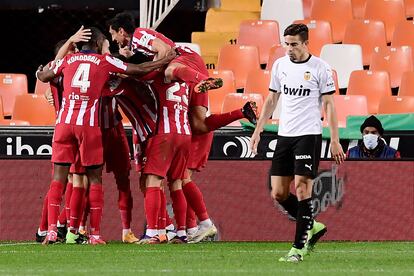 Los jugadores del Atlético celebran en piña el gol en Mestalla este sábado.