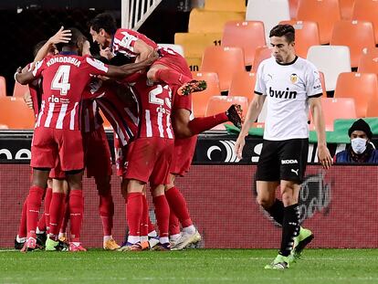 Los jugadores del Atlético celebran en piña el gol en Mestalla este sábado.