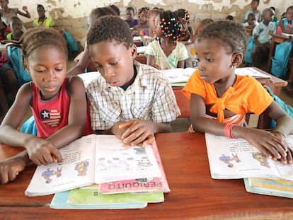 Usher, junto a otros compañeros de clase, estudian en su escuela de Guinea-Bissau.