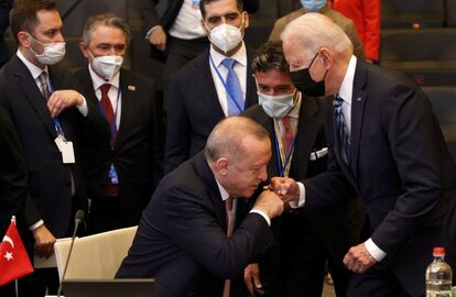 El presidente turco, Recep Tayyip Erdogan, saluda al presidente de EE UU, Joe Biden, durante la reunión de la OTAN celebrada en Bruselas, Bélgica.