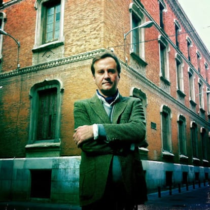 Marcos Giralt Torrente ante el colegio de la Purísima Concepción, al lado de la iglesia de San Antonio de los Alemanes.