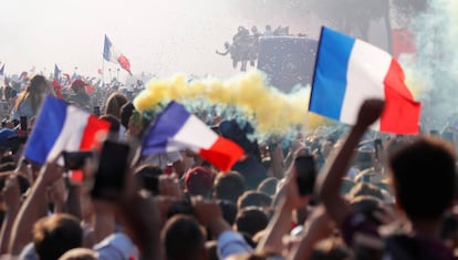 Celebración en los Campos Elíseos de la selección francesa de fútbol. 