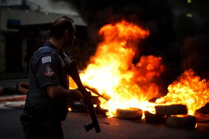 Un policía frente a una barricada incendiada por los manifestantes en Sao Paulo (Brasil).
