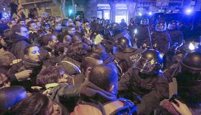 Càrregues policials prop de la Delegació del Govern, a Barcelona.