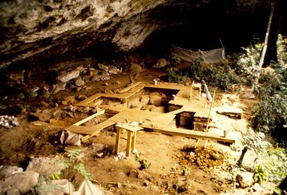 Excavaciones en el abrigo rocoso de Shum Laka (Camerún), en una imagen de archivo de 1994.