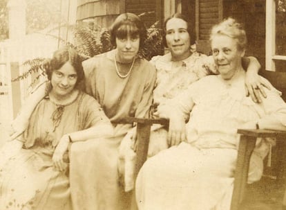 Isabel Oyarzábal (segunda por la derecha) junto a otras mujeres de su familia.