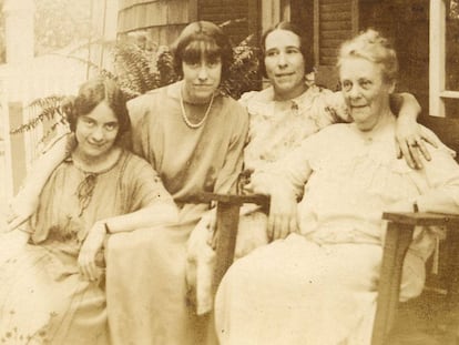 Isabel Oyarzábal (segunda por la derecha) junto a otras mujeres de su familia.