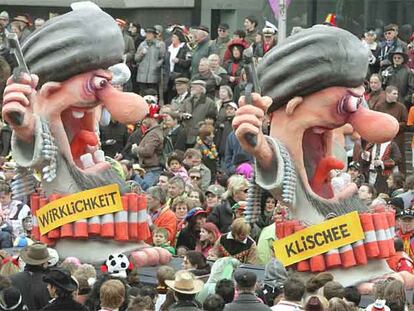 Una carroza muestra las figuras en caricatura de dos extremistas islámicos, durante el desfile de lunes de carnaval en el centro de Colonia, Alemania. Casi medio millón de espectadores participan de este carnaval todos los años. A diferencia del brasileño, el carnaval en Alemania se viste muchas veces de crítica social y política.