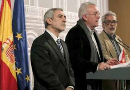 Los representantes de IU, José Antonio García Rubio (d), secretario federal de Economía; Cayo Lara (c), coordinador general, y Gaspar Llamazares, portavoz de la coalición en el Congreso de los Diputados. EFE/Archivo