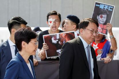 La Jefa Ejecutiva de Hong Kong, Carrie Lam, se encuentra con los manifestantes a las puertas de su oficina en Hong Kong, el 13 de agosto de 2019. 