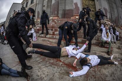 Los manifestantes, muchos de ellos vestidos con batas blancas, se han sentado frente a la fachada principal del Congreso gritando consignas como “No hay planeta B” o “Sin planeta no hay futuro”, informa la agencia EFE.