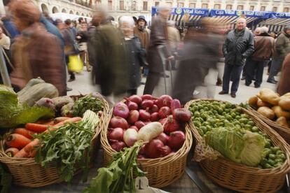 Hortalizas en un puesto de verduras.