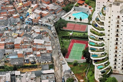 The original photo, taken in São Paulo in 2004. Left: the Paraisópolis favela. Right: the Penthouse tower in the rich neighborhood of Morumbí.