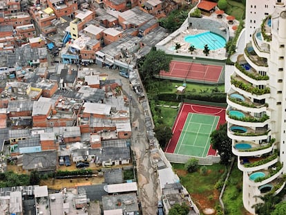 La fotografía original, tomada en São Paulo en 2004. A la izquierda, la favela de Paraisópolis, a la derecha, la torre Penthouse del barrio rico de Morumbí.