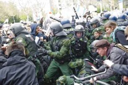 Un grupo de manifestantes se enfrenta a la policía durante una protesta celebrada en Fráncfort, Alemania.