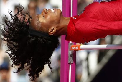 Brigetta Barrett de Estados Unidos en la competición de salto de altura.