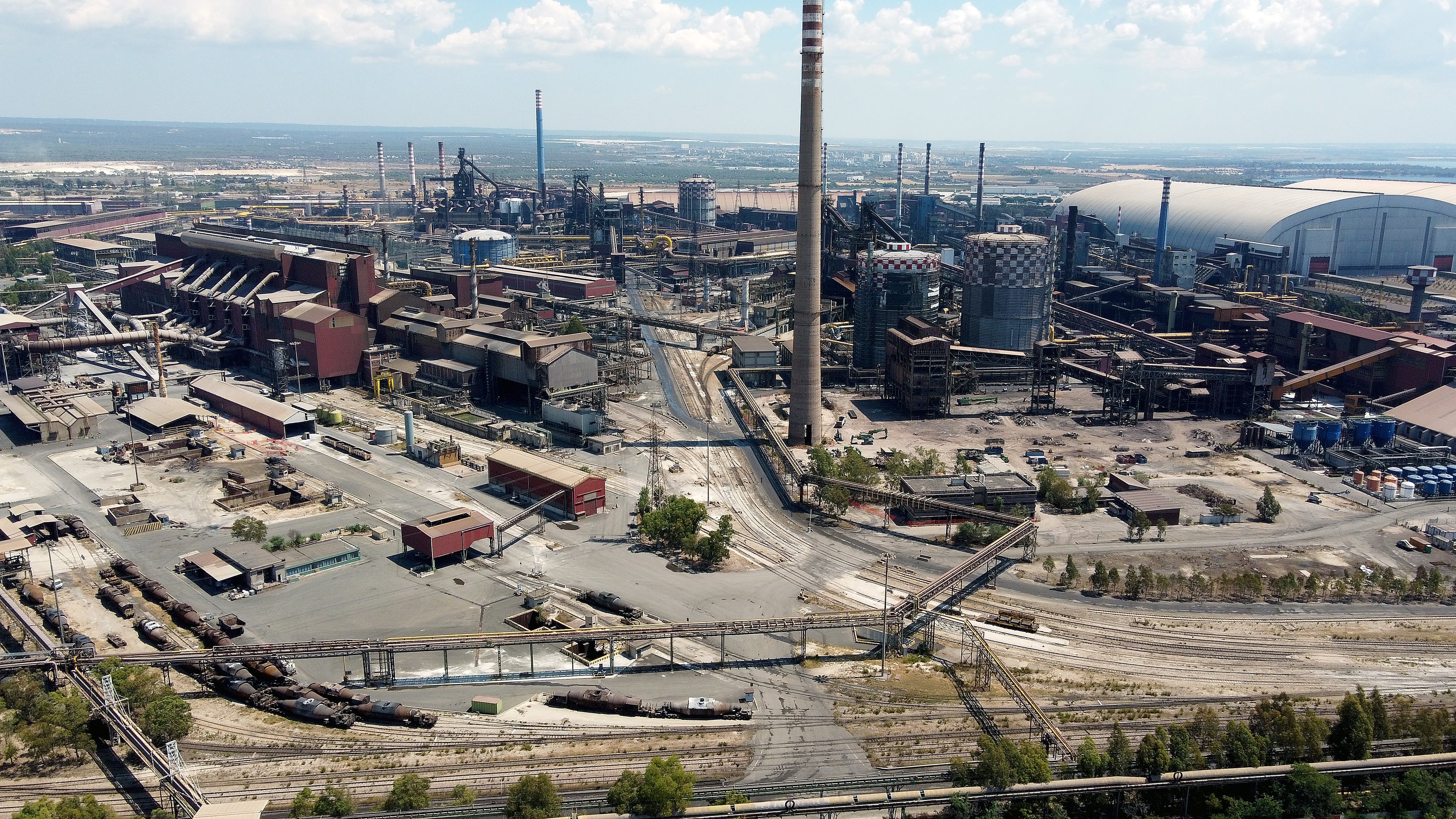 Vista aérea de la antigua planta de Ilva en Taranto, el 2 de agosto de 2025 en la región de Puglia.