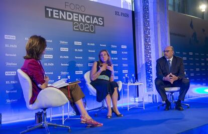 Alicia González (izquierda), corresponsal de Economía Internacional de EL PAÍS, conduce el diálogo entre Marta Martínez (centro), presidenta de IBM España, Portugal, Grecia e Israel y Emilio Gayo, presidente de Telefónica España.