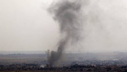 Bombardeo de fuerzas turcas sobre la localidad siria de Ras al Ain, este jueves.