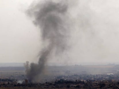 Bombardeo de fuerzas turcas sobre la localidad siria de Ras al Ain, este jueves.