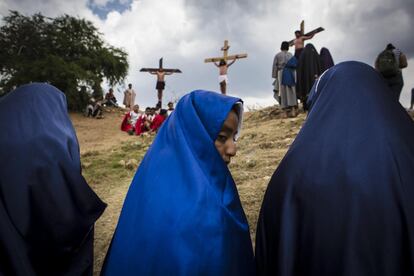 Fieles católicos de la comunidad de Animas Trujano de los Valles, en el estado de Oaxaca (México), participan en la representación de la pasión y muerte de Jesucristo, en el marco de las actividades de la Semana Santa, el 30 de marzo.






