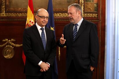 El consejero vasco de Hacienda, Pedro Azpiazu, mantiene la primera reunión oficial con el ministro Cristóbal Montoro, en diciembre de 2016.
