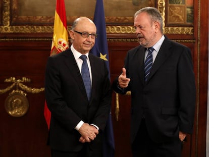 El consejero vasco de Hacienda, Pedro Azpiazu, mantiene la primera reuni&oacute;n oficial con el ministro Crist&oacute;bal Montoro, en diciembre de 2016.