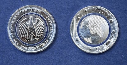 Imagen de las nuevas monedas cinco euros en M&uacute;nich, Alemania, el 11 de abril de 2016. 