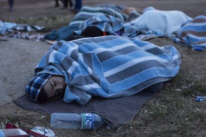 Un inmigrante sirio duerme en el suelo, en señal de protesta, en el exterior del CETI de Melilla. Durante los últimos meses, según datos de ACNUR, el Alto Comisionado de Naciones Unidas para los Refugiados, más de 2.000 sirios han cruzado la frontera marroquí de forma ilegal a través de Ceuta y Melilla.