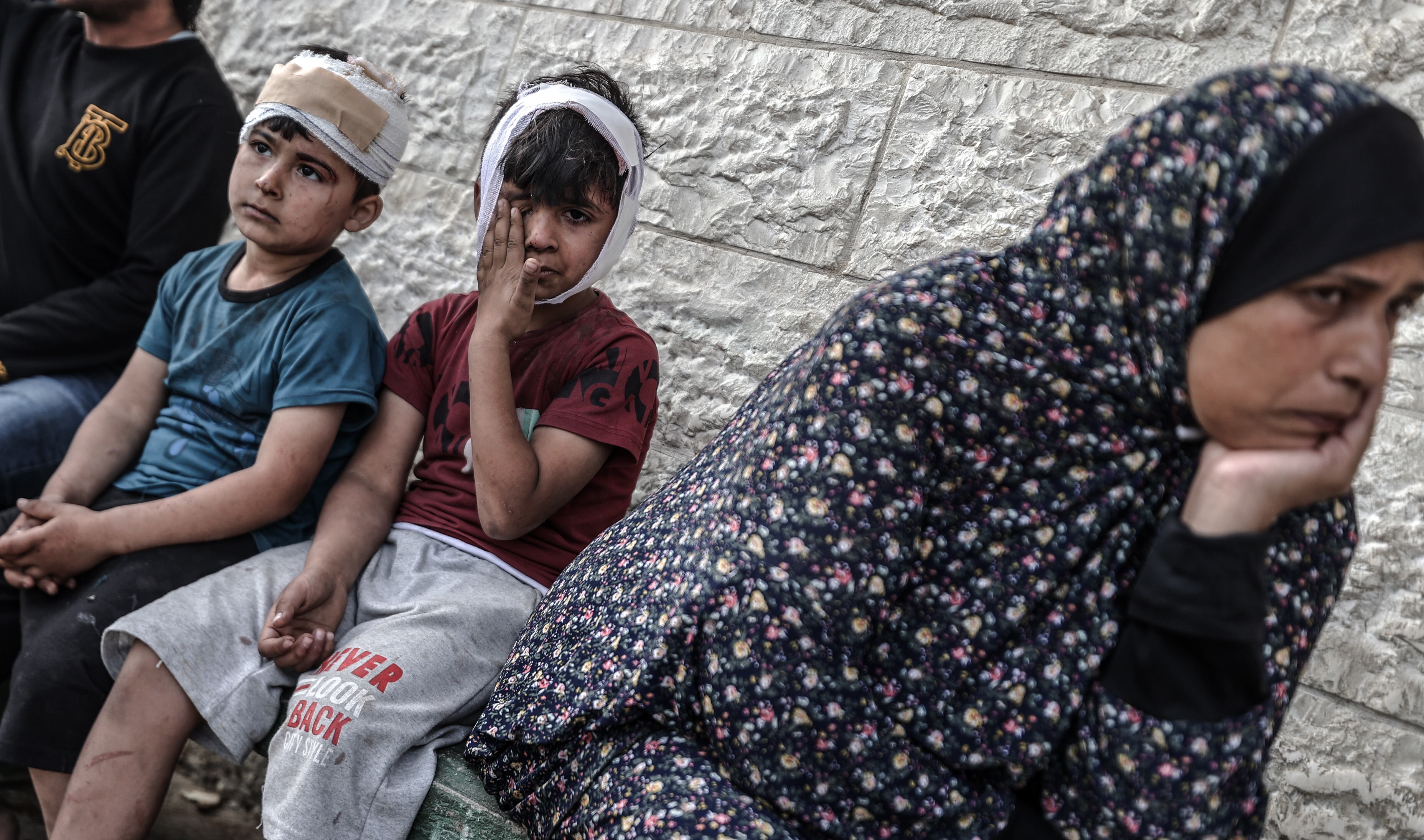 Dos niños heridos con vendas en la cabeza tras ser llevados al Hospital de Al Aqsa tras un ataque israelí en la zona del campo de Maghazi, en Deir al-Balah, Gaza, el 11 de mayo de 2024.