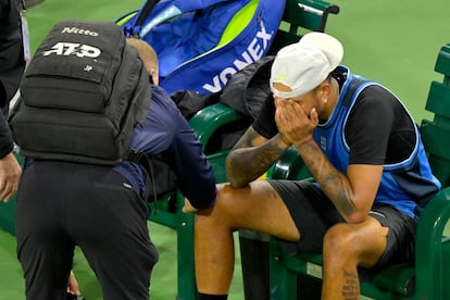 Kyrgios es atendido durante el partido en Indian Wells.